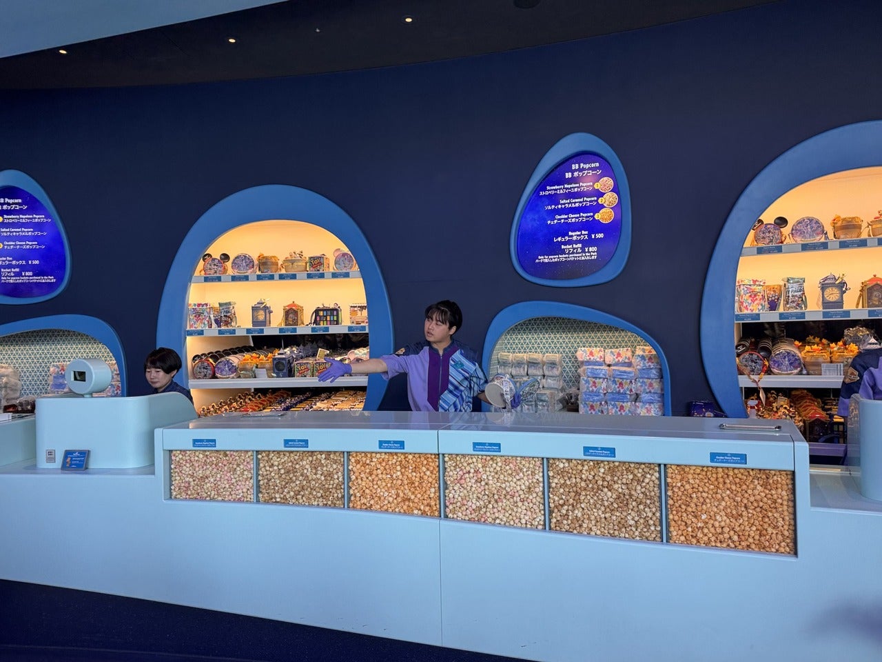 東京ディズニーランドのトゥモローランドにあるパーク内初のポップコーン専門店「ビッグポップ」内観