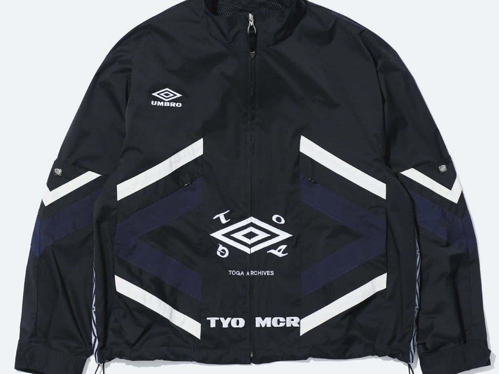 「トーガ」と「アンブロ」が初コラボ！ UMBROのスポーツスタイルがTOGA独自のデザインで生まれ変わる！
