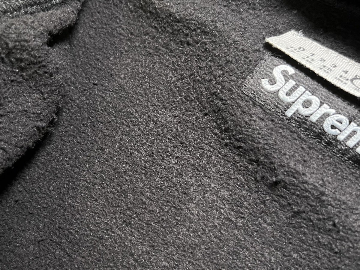 「supreme（シュプリーム）」と「エムエムシックス メゾンマルジェラ」のジップロゴパーカー　裏地