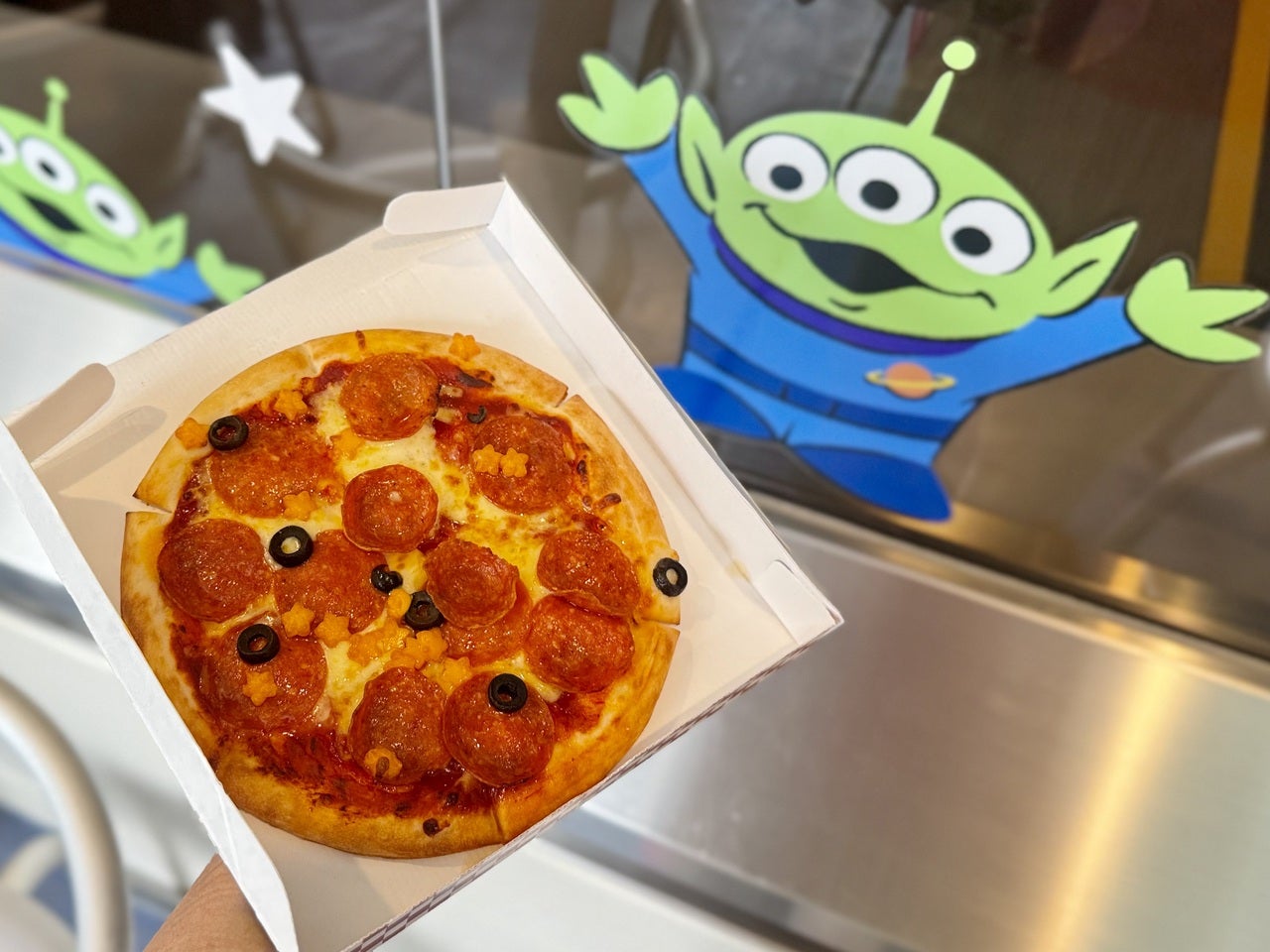 ディズニーランド「パン・ギャラクティック・ピザ・ポート」ペパロニピザ