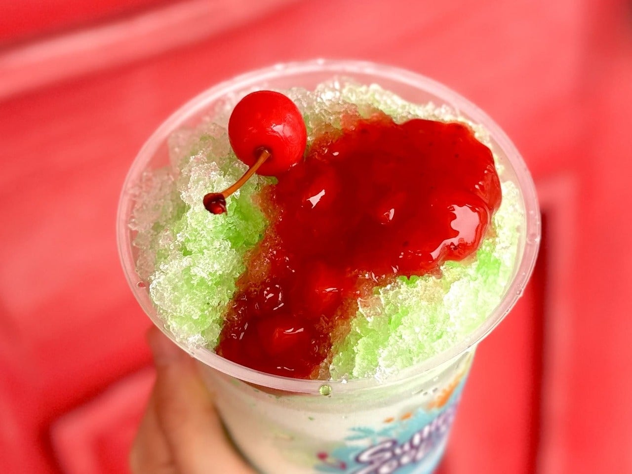 ディズニーランド2026年夏限定食べ歩きオススメ「シェイブアイス(メロンシロップ、ストロベリー、ホイップ)」トッピング