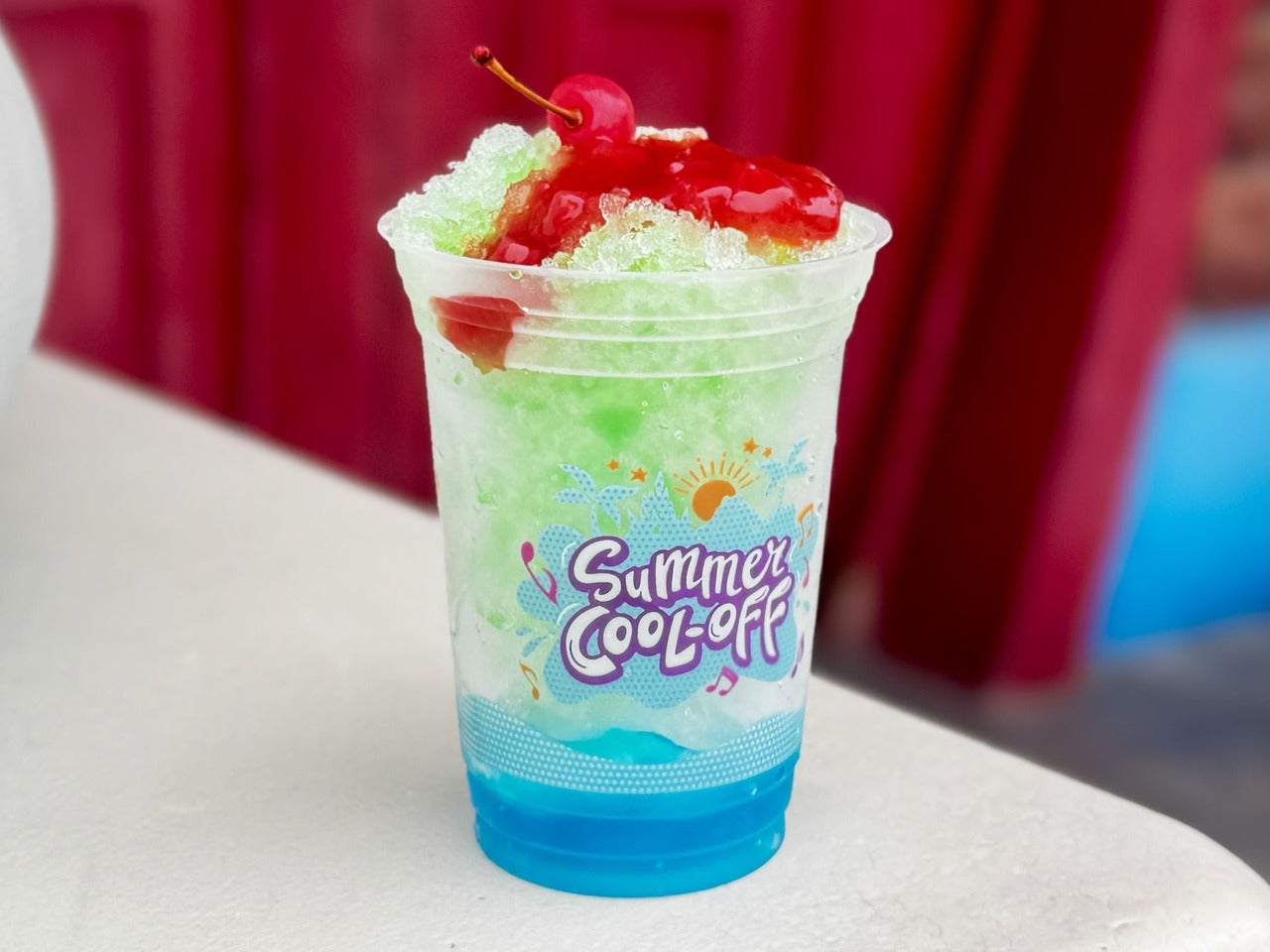 ディズニーランド2026年夏限定食べ歩きオススメ「シェイブアイス(メロンシロップ、ストロベリー、ホイップ)」