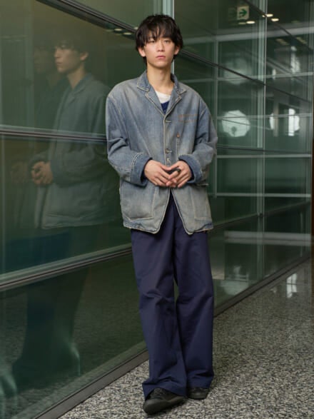 [小方 蒼介] 革靴感覚で履ける「オニツカタイガー」の黒スニーカーで「ダイリク」のニットとジャケットを引き締めて【メンズノンノモデルの私服スナップ】