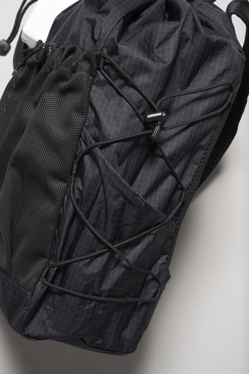 無印良品の黒い撥水リップストップリュックサックバックパックのサイド