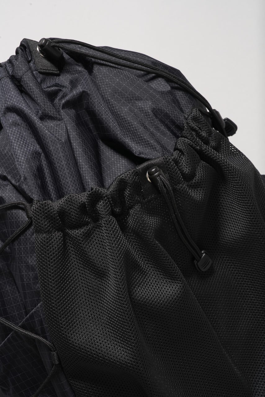 無印良品の黒い撥水リップストップリュックサックバックパックのコード