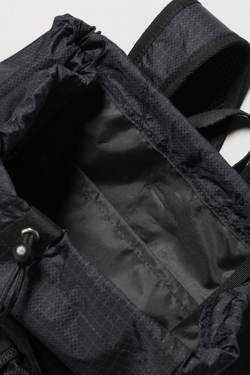 無印良品の黒い撥水リップストップリュックサックバックパックのメインルーム