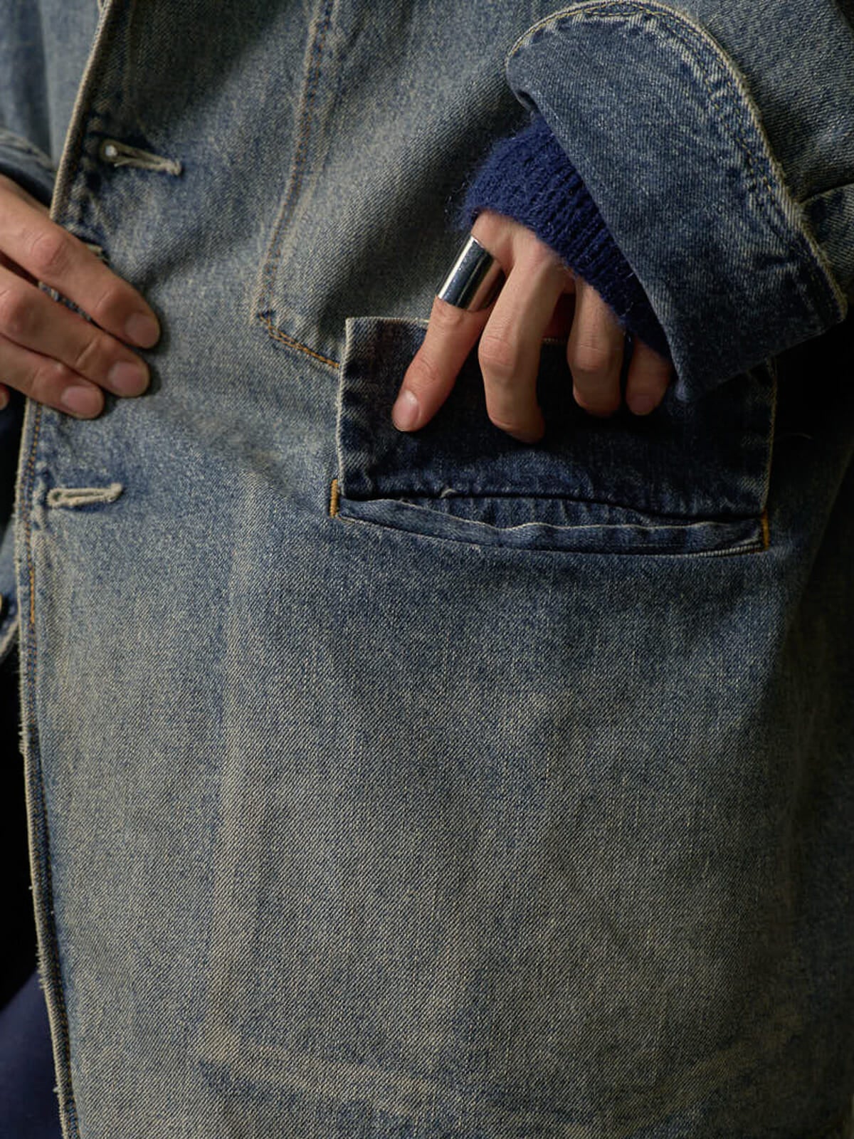 小方蒼介の私服コーディネート＿DAIRIKUのジャケット寄り