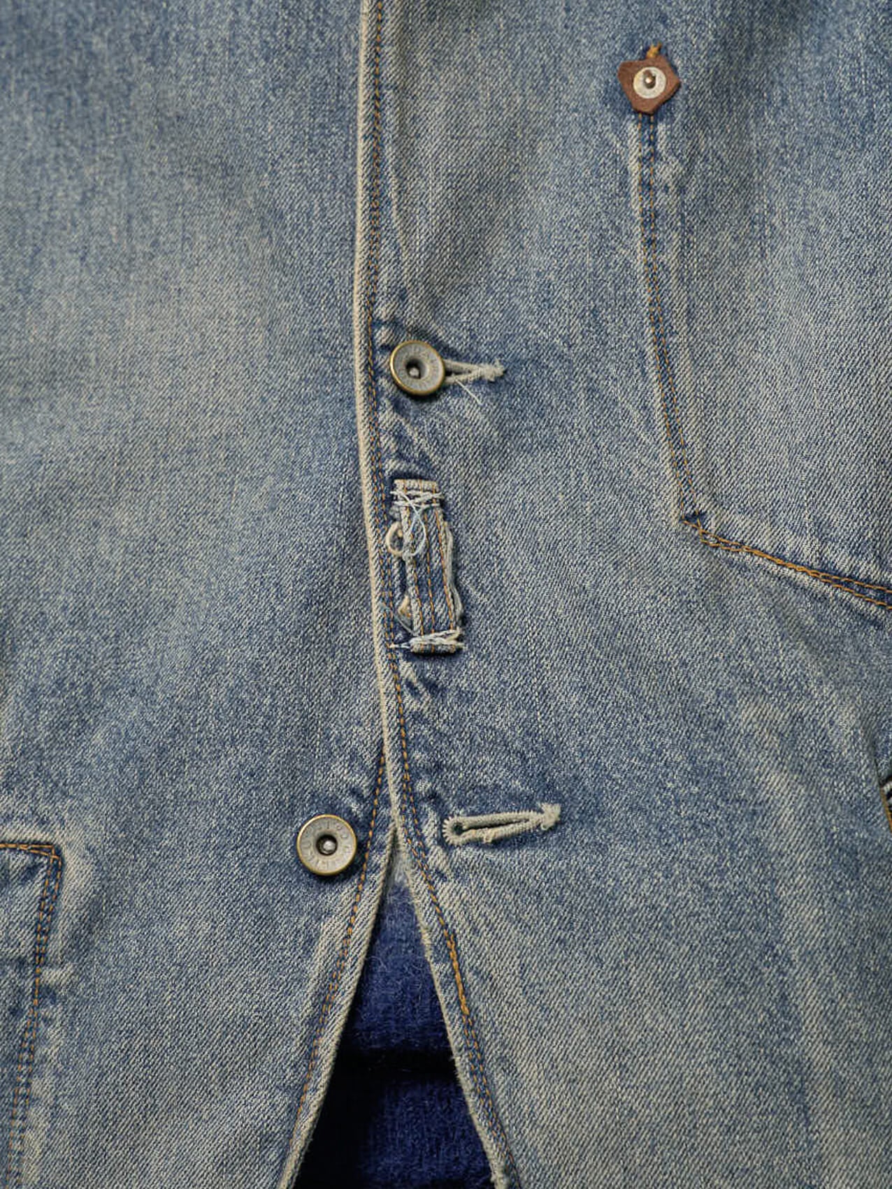 小方蒼介の私服コーディネート＿DAIRIKUのジャケットボタン寄り