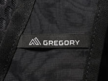 すべてがちょうどよかった。「グレゴリー」の黒リュックを試着＆本音レビュー！ コンパクトだけど収納力抜群でオンオフ使える！[GREGORY]