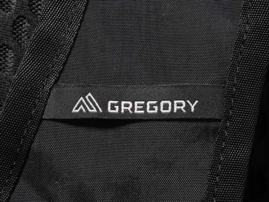 すべてがちょうどよかった。「グレゴリー」の黒リュックを試着＆本音レビュー！ コンパクトだけど収納力抜群でオンオフ使える！[GREGORY]