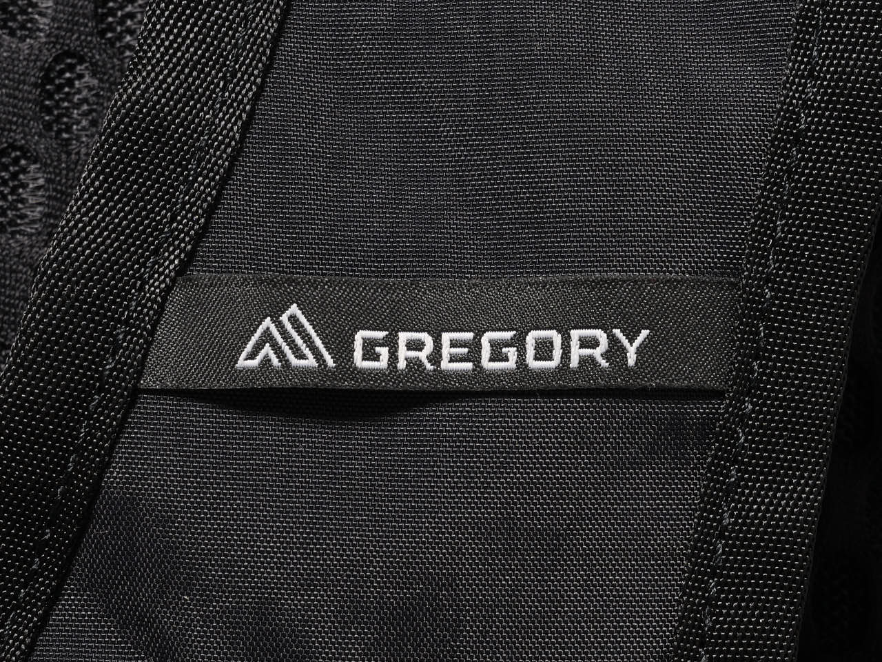 すべてがちょうどよかった。「グレゴリー」の黒リュックを試着＆本音レビュー！ コンパクトだけど収納力抜群でオンオフ使える！[GREGORY]