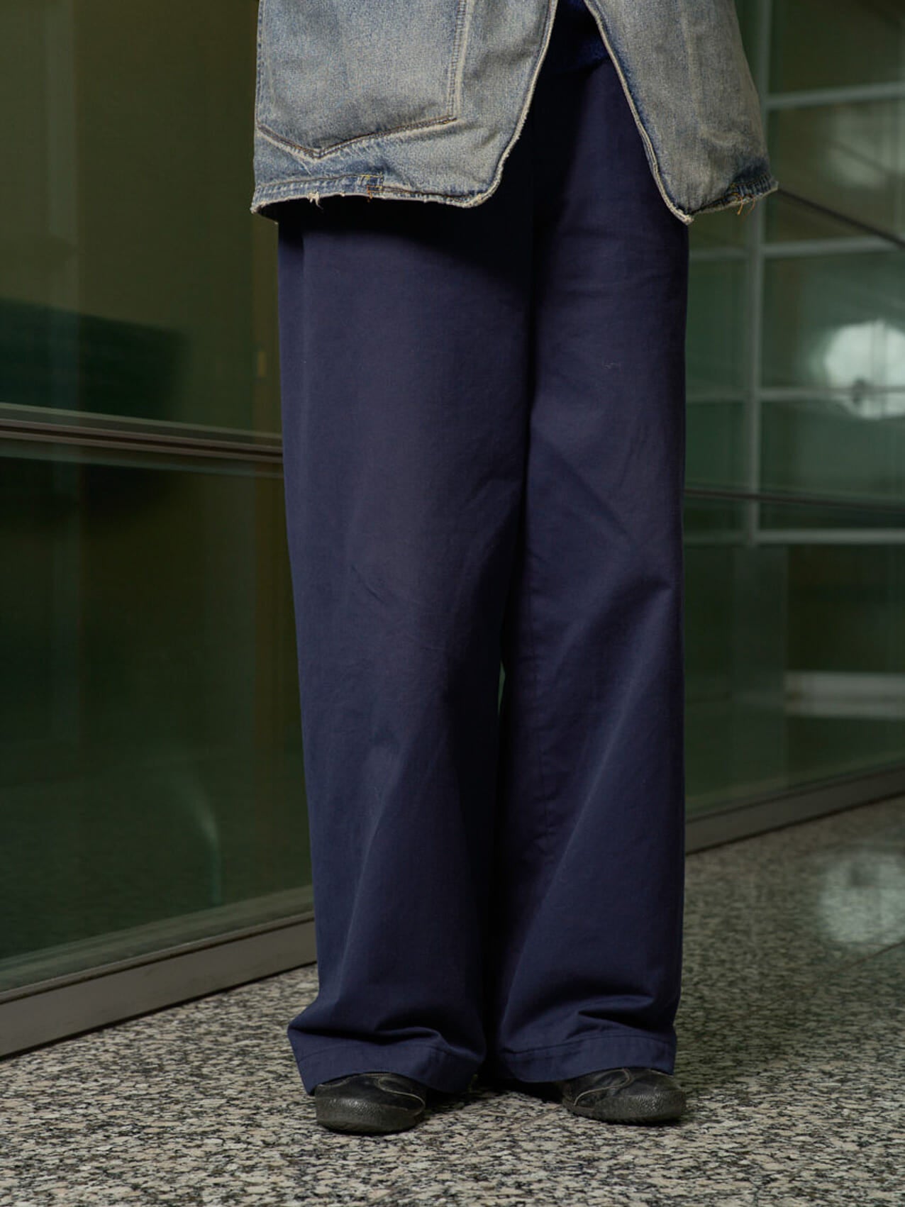 小方蒼介の私服コーディネート＿ラッドミュージシャンのパンツ