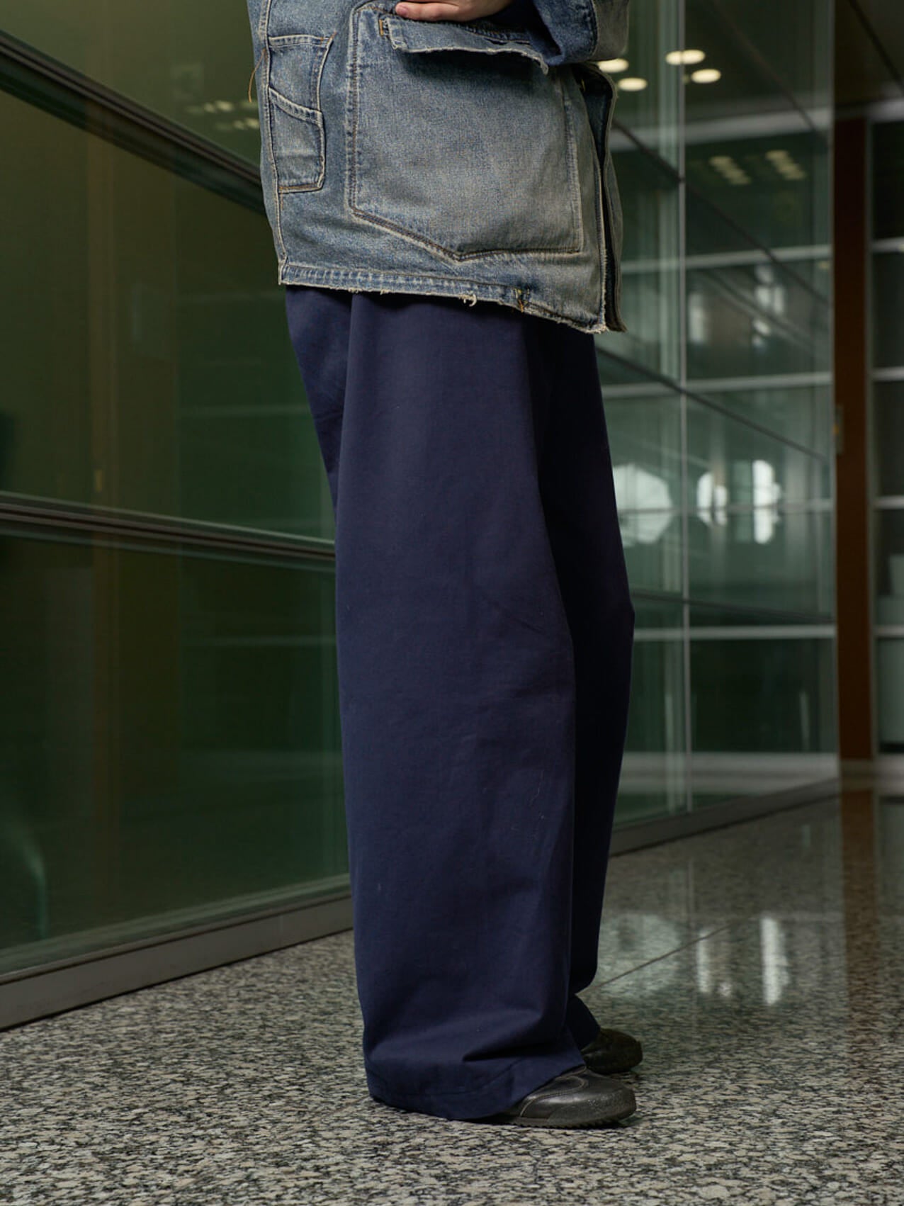 小方蒼介の私服コーディネート＿ラッドミュージシャンのパンツサイド