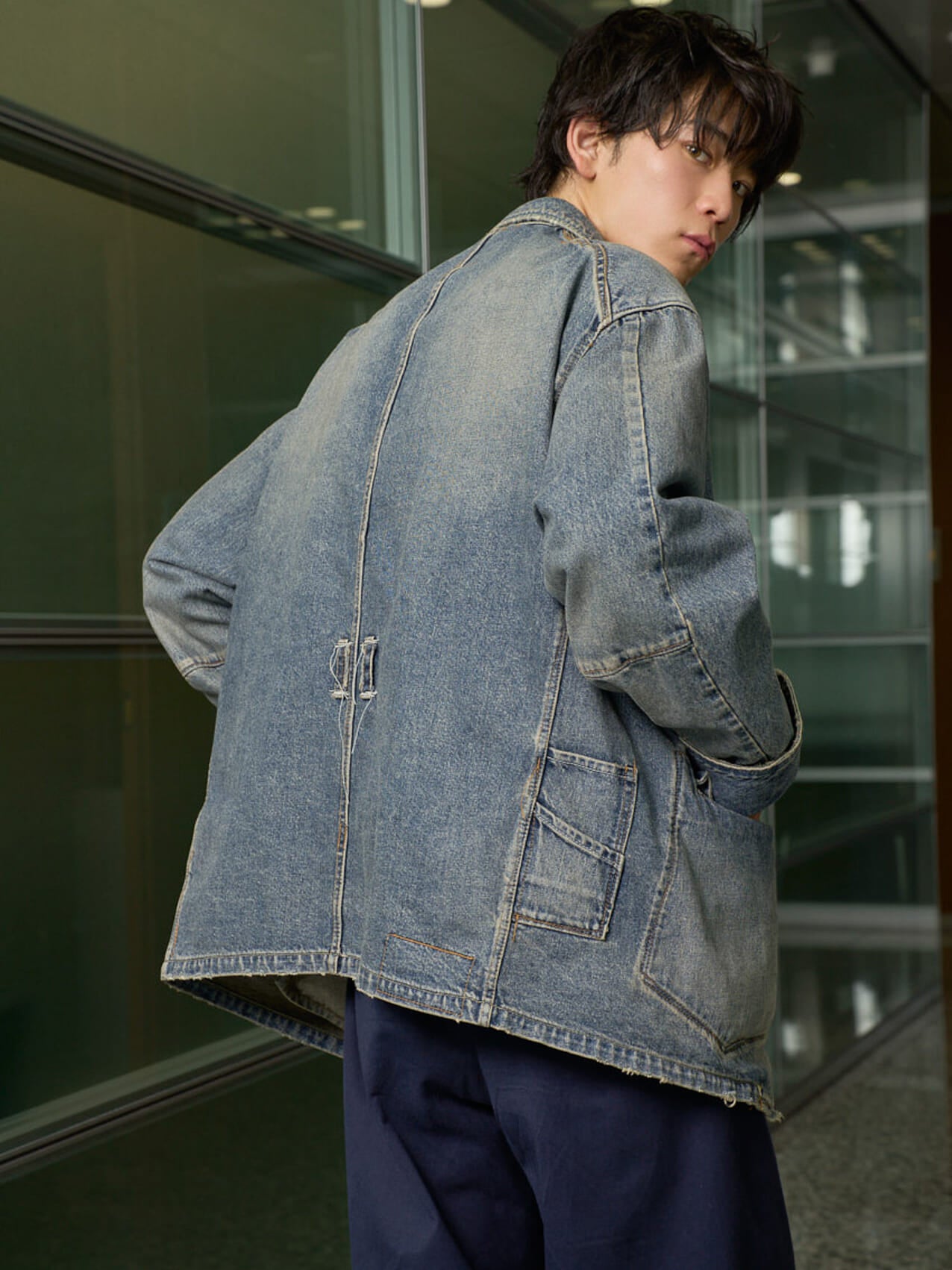 小方蒼介の私服コーディネート＿DAIRIKUのジャケットバック