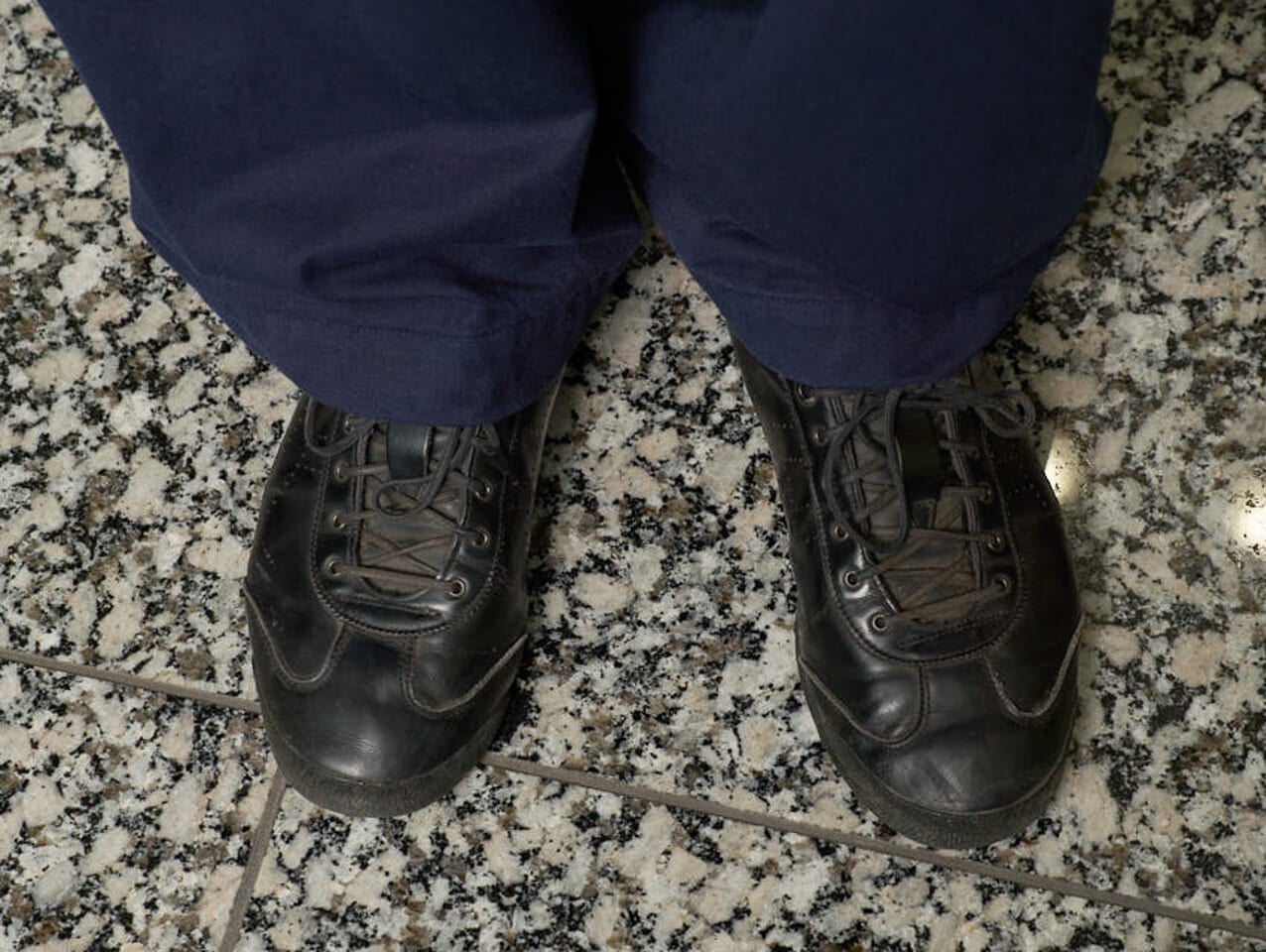 小方蒼介＿オニツカタイガーのスニーカー