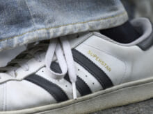 どんなスタイルも支えてくれるアディダス「スーパースター」！【おしゃれな人はメジャーブランドの愛用スニーカーをどう履く？Vol.144】