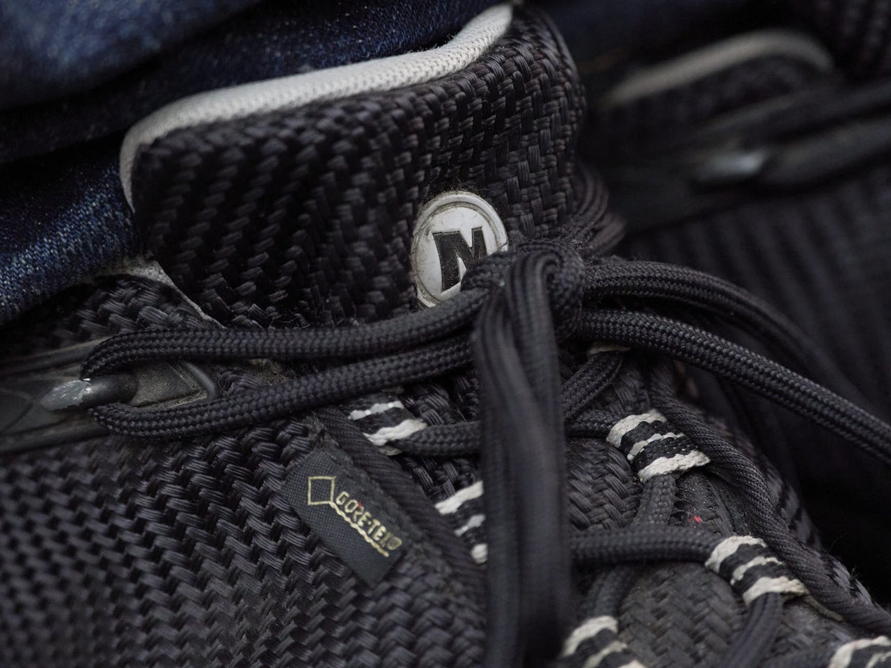 「メレル」の黒いゴアテックスをいつもの古着と。【おしゃれな人はメジャーブランドの愛用スニーカーをどう履く？Vol.146】