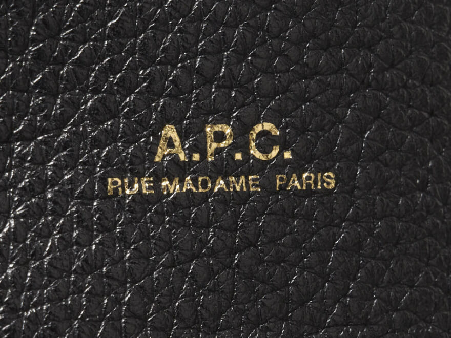 「A.P.C.（アー・ぺー・セー）」の黒トートバッグを試用＆本音レビュー！ちょうど良いサイズでお手軽なのに収納力は抜群！
