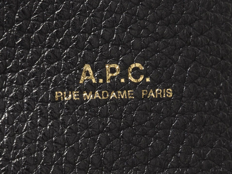 「A.P.C.（アー・ぺー・セー）」の黒トートバッグを試用＆本音レビュー！ちょうど良いサイズでお手軽なのに収納力は抜群！