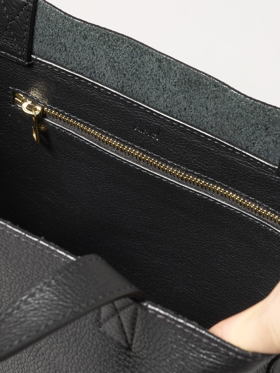 黒バッグ「アー・ペー・セー ミディアムトート」6