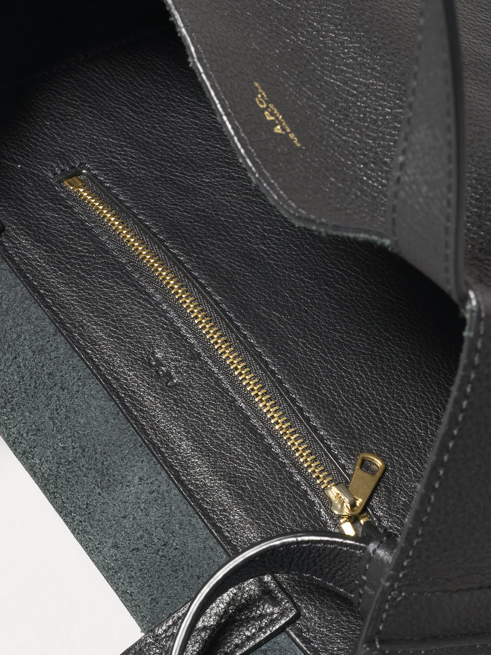 黒バッグ「アー・ペー・セー ミディアムトート」5