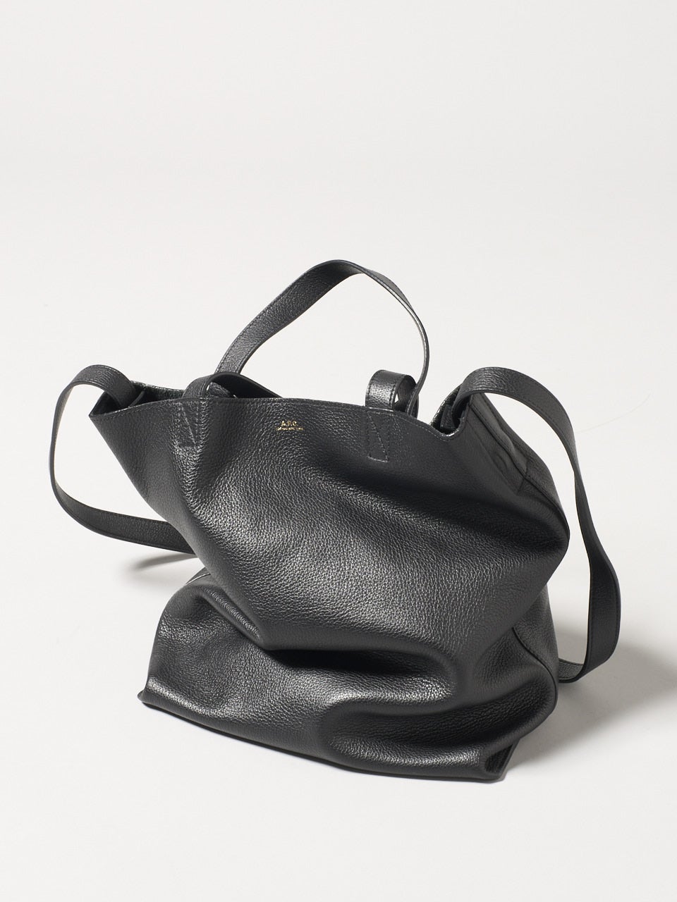 黒バッグ「アー・ペー・セー ミディアムトート」4