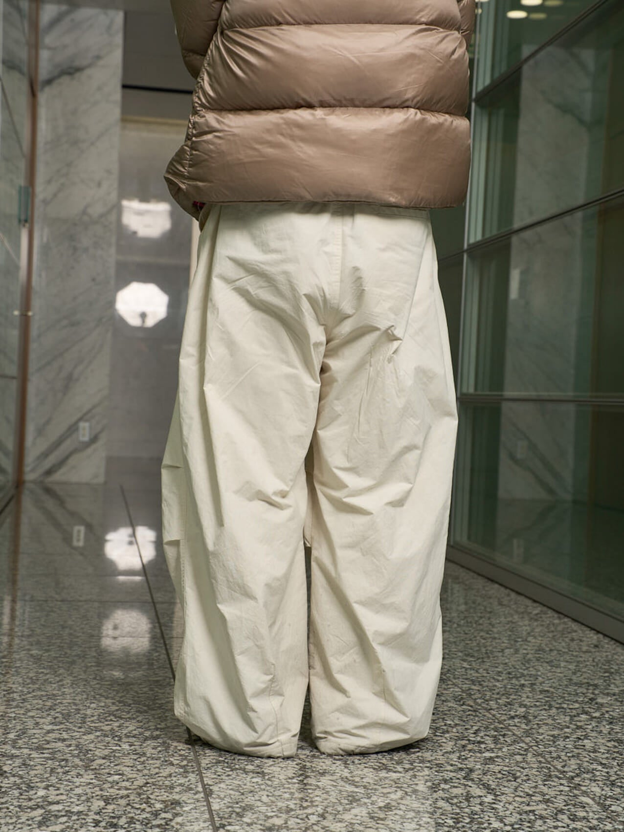 豊田裕大の私服スナップ_アモーメントのパンツ後ろ