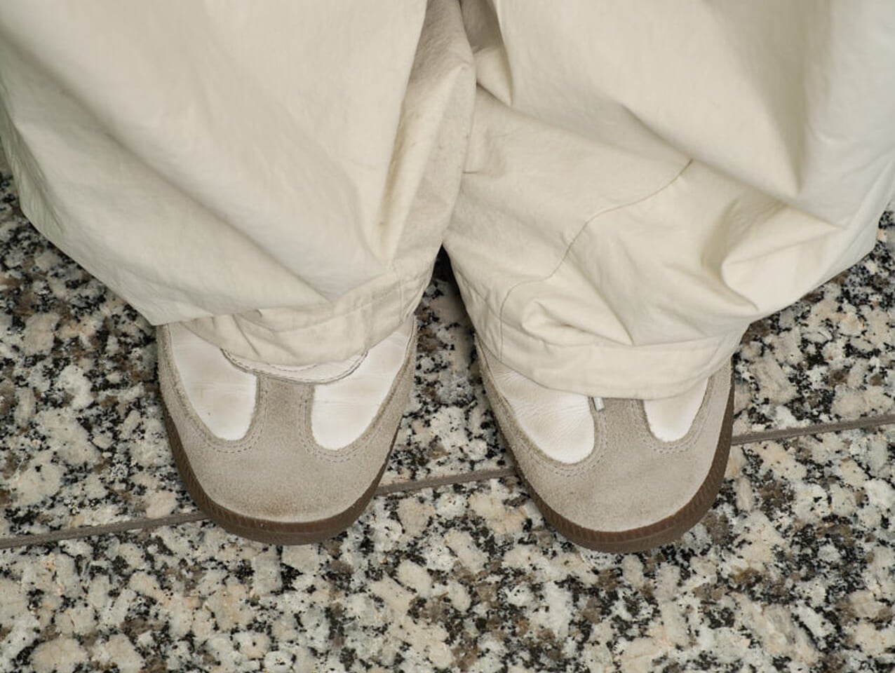 豊田裕大の私服スナップ_アディダスのサンバトウ部分