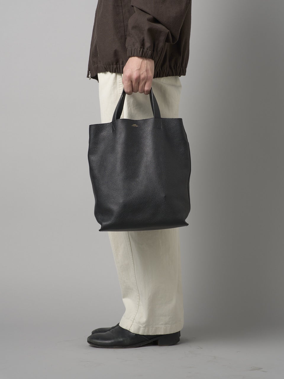 黒バッグ「アー・ペー・セー ミディアムトート」7