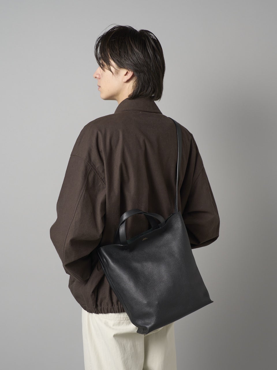 黒バッグ「アー・ペー・セー ミディアムトート」9