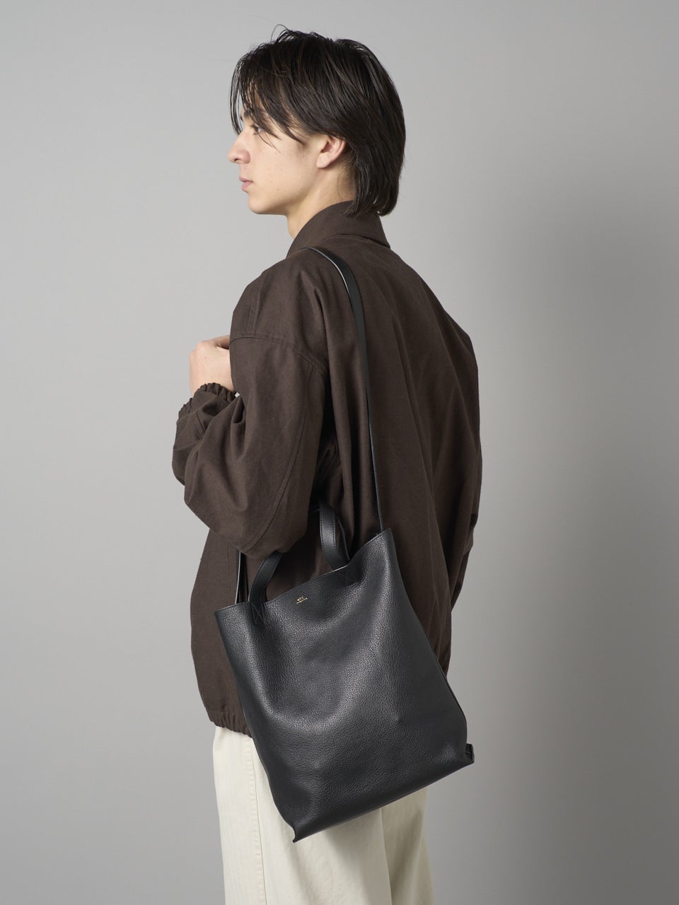 黒バッグ「アー・ペー・セー ミディアムトート」8