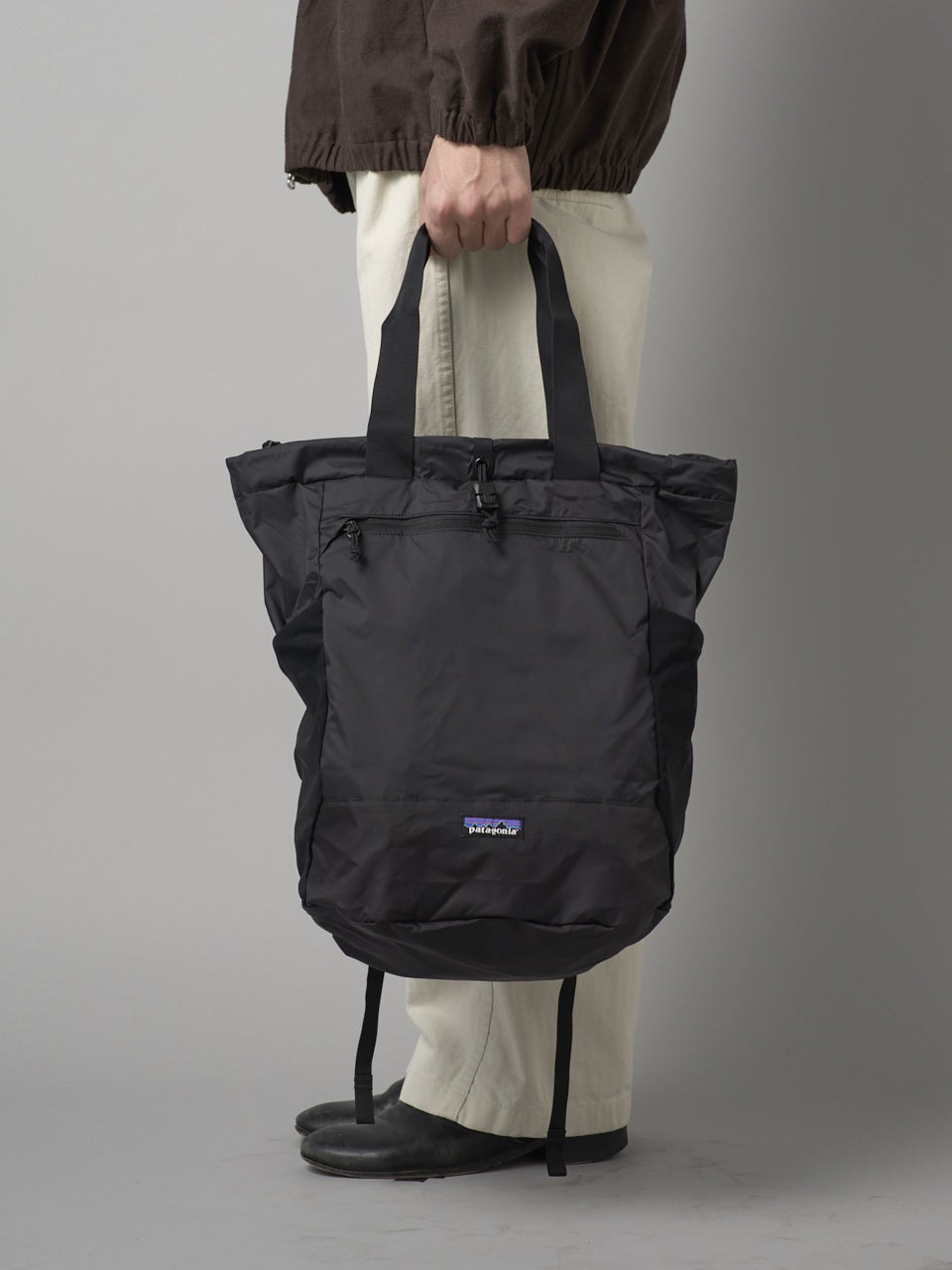 パタゴニアの黒いテラヴィア・トート・パック 24L バッグ試着アップ