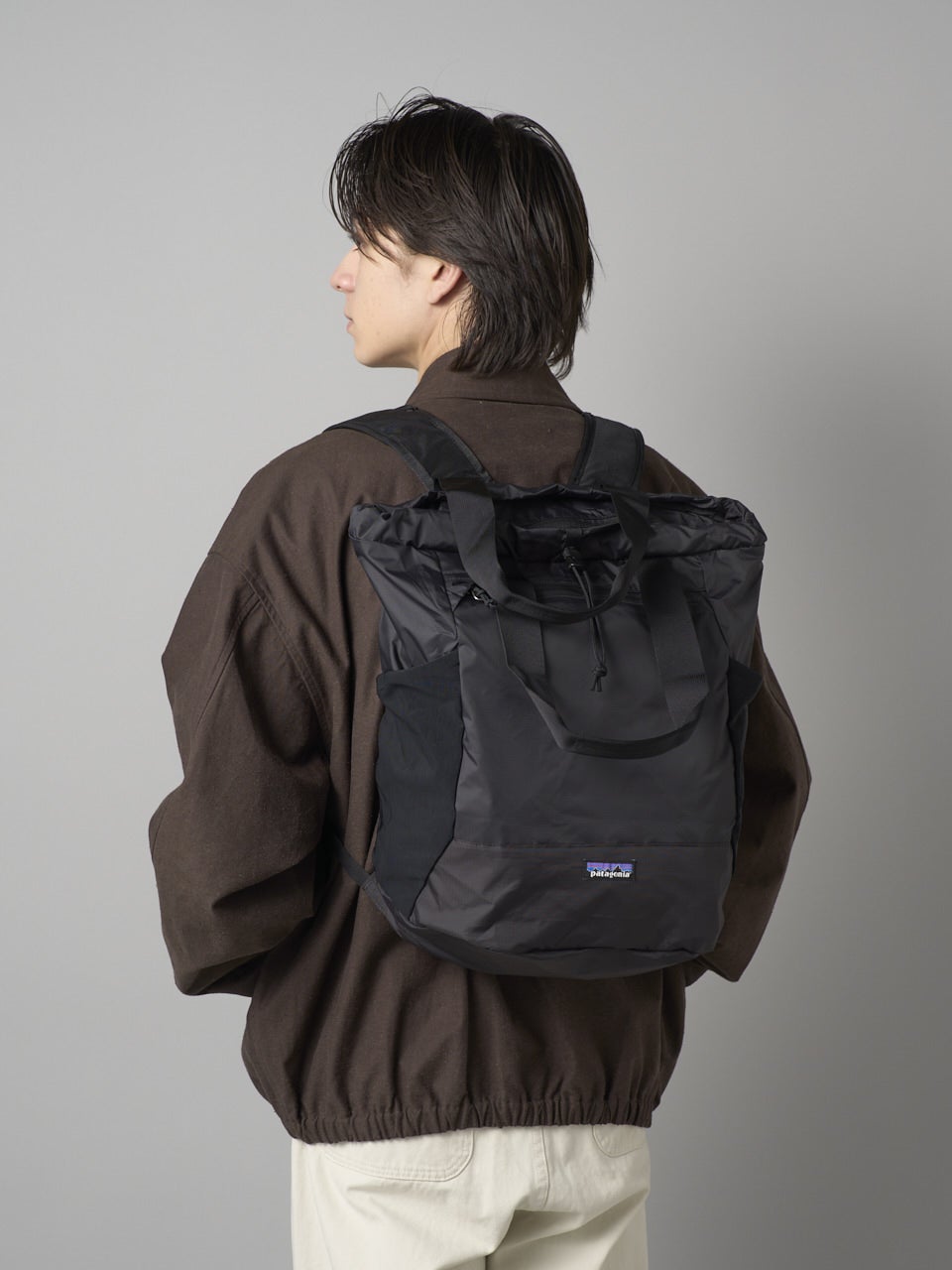 パタゴニアの黒いテラヴィア・トート・パック 24L バッグ試着