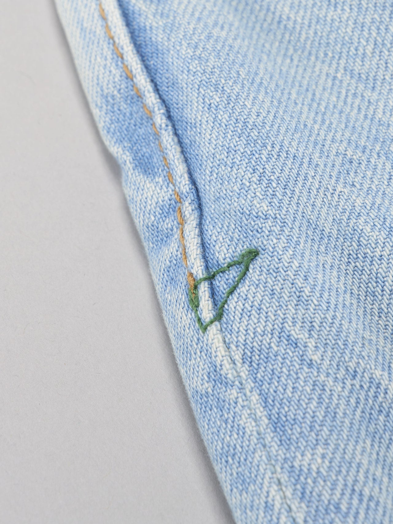 ラコステ「ルーズフィットオーガニックコットンデニムパンツ」のステッチ