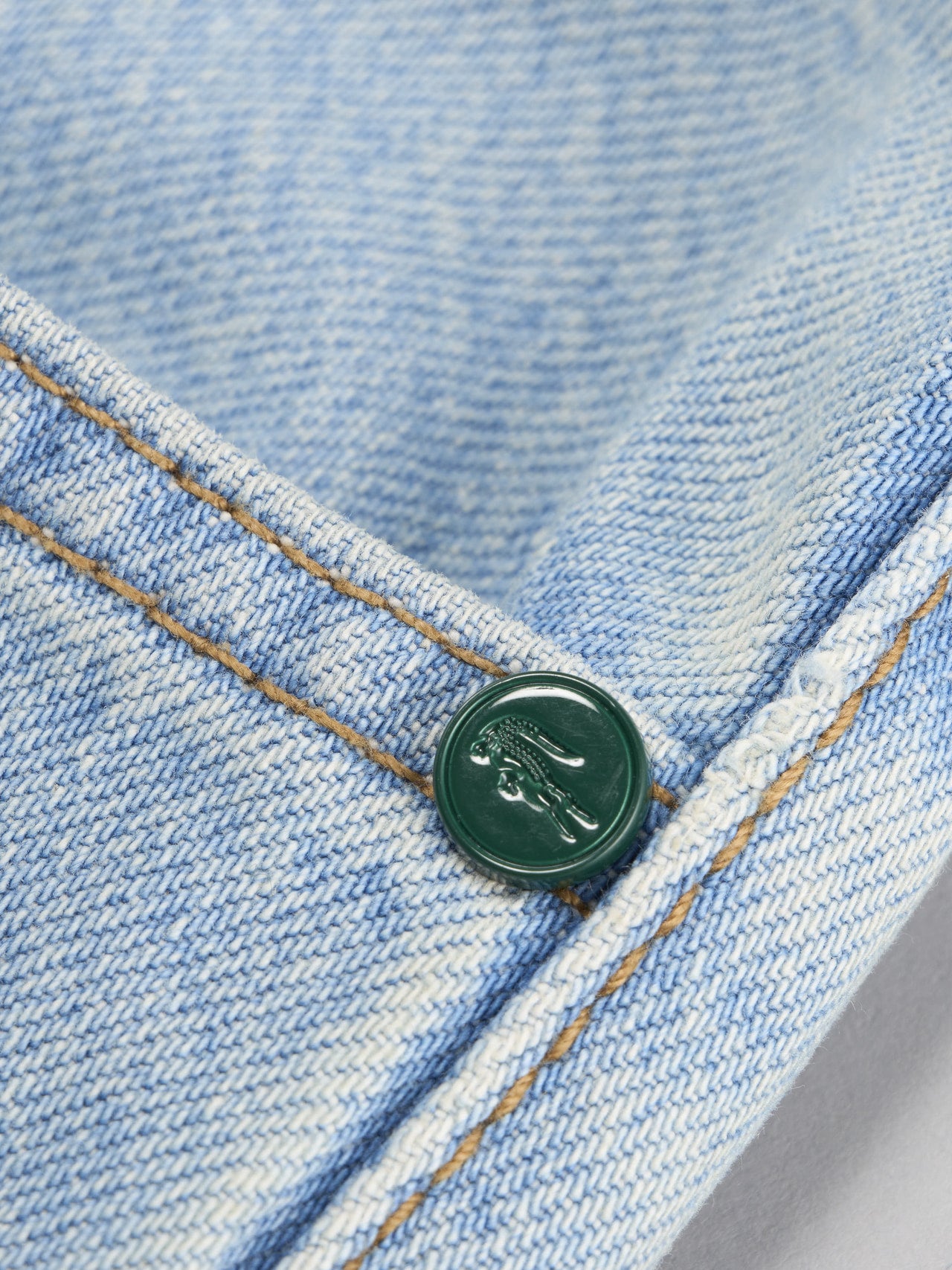 ラコステ「ルーズフィットオーガニックコットンデニムパンツ」のボタン