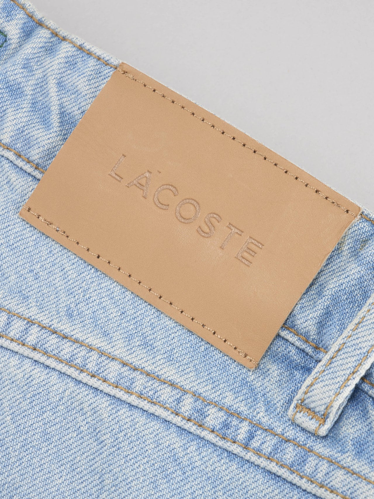 ラコステ「ルーズフィットオーガニックコットンデニムパンツ」のタグ