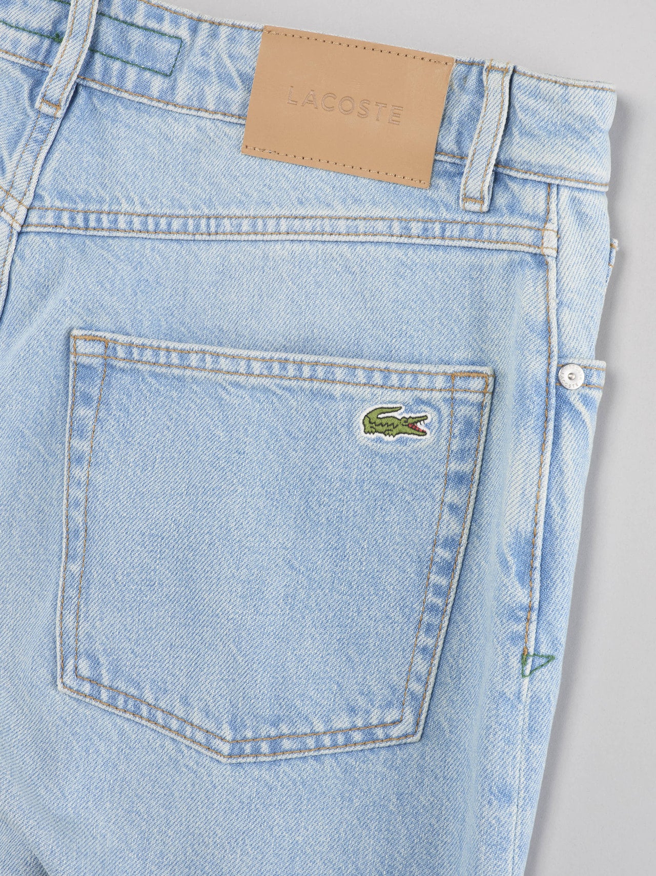 ラコステ「ルーズフィットオーガニックコットンデニムパンツ」のワニロゴ