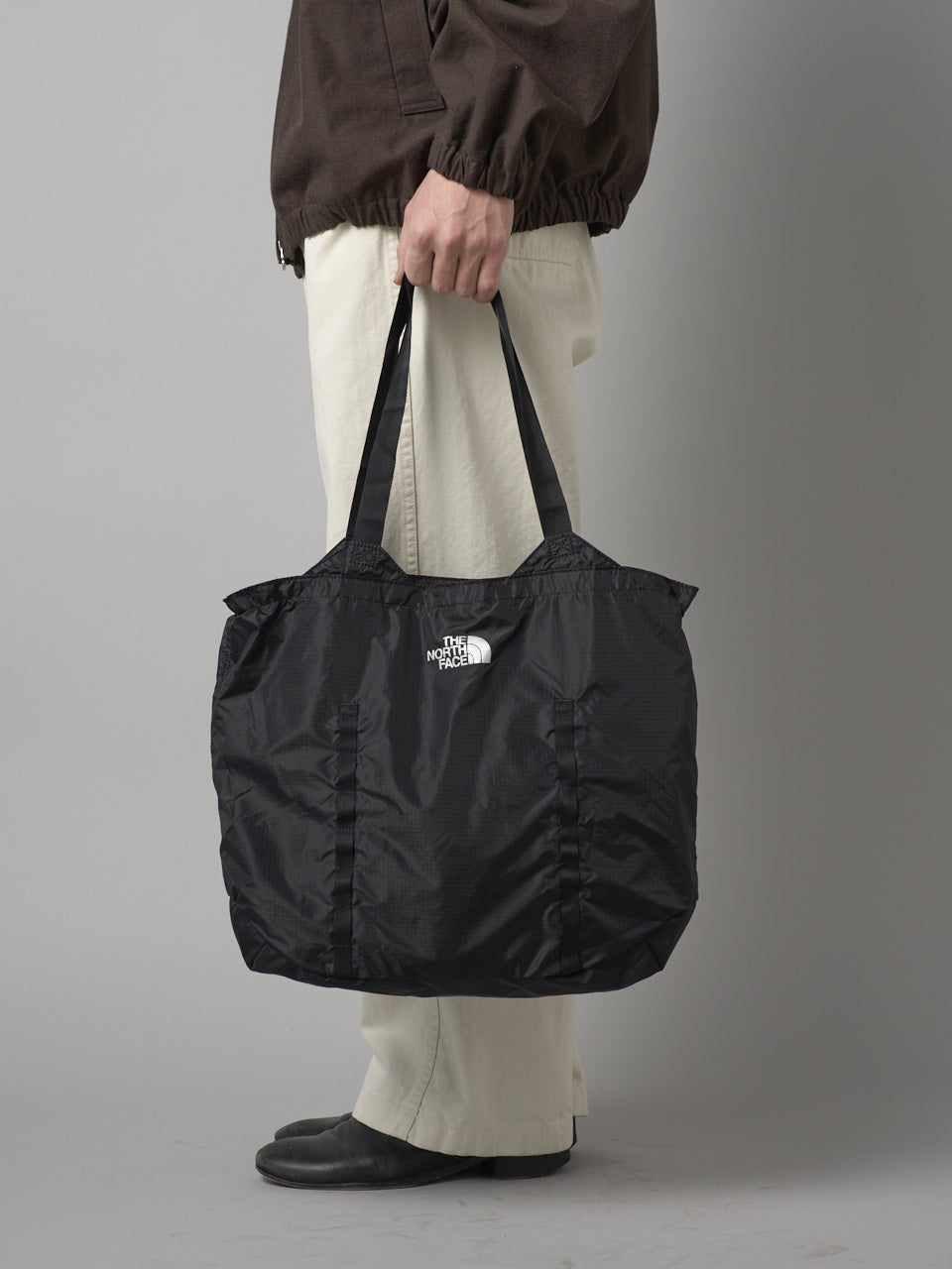 ザ・ノース・フェイスの黒いメイフライトート バッグ試着アップ