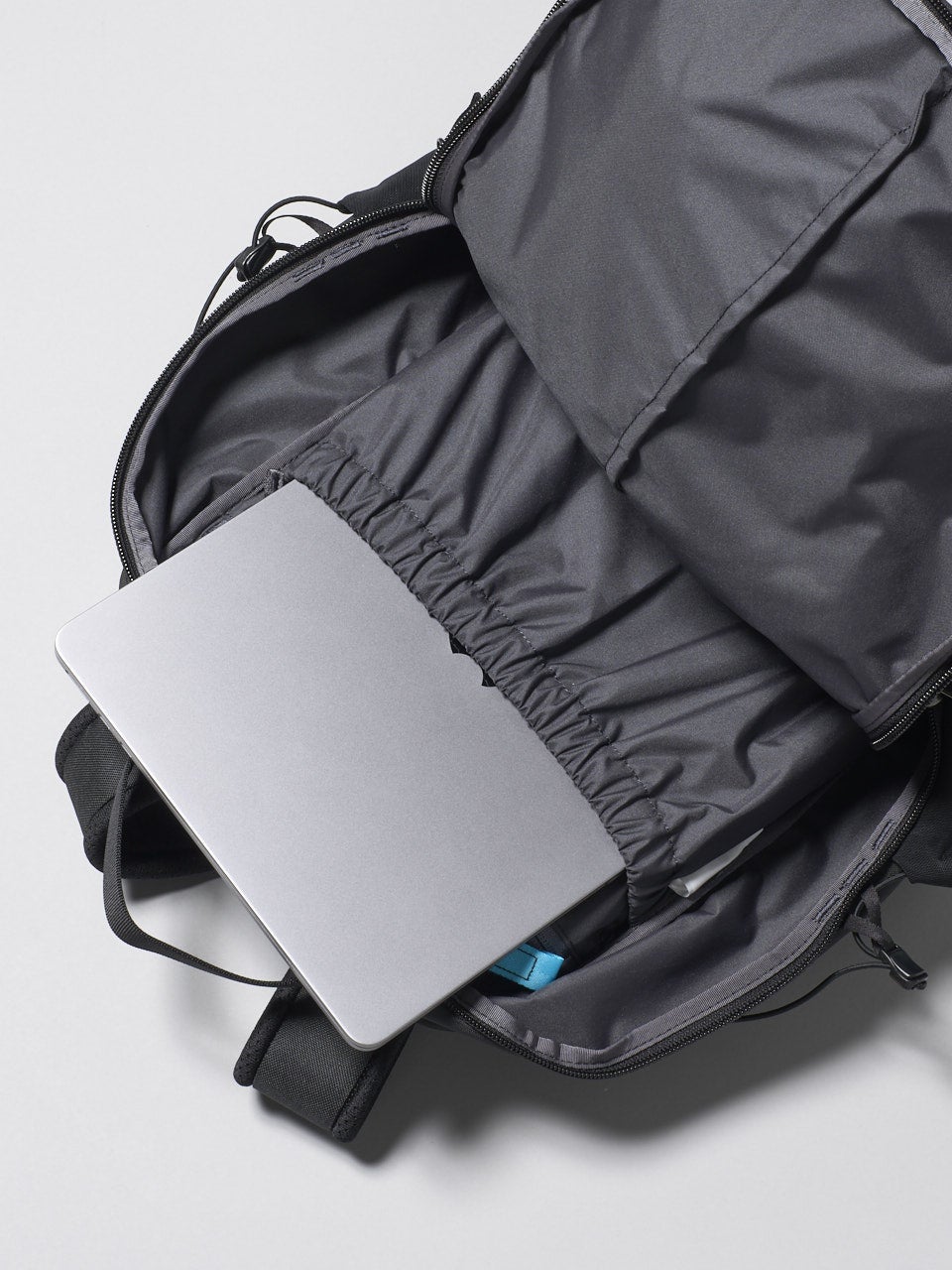 無印良品の黒い撥水リップストップリュックサックバックパックのPCスリーブ