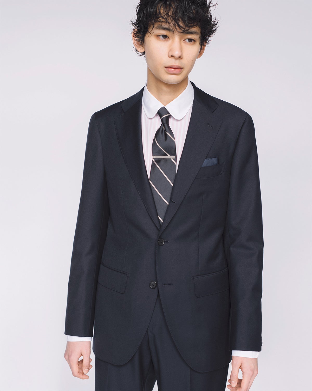 スーツを着たメンズノンノモデル松井