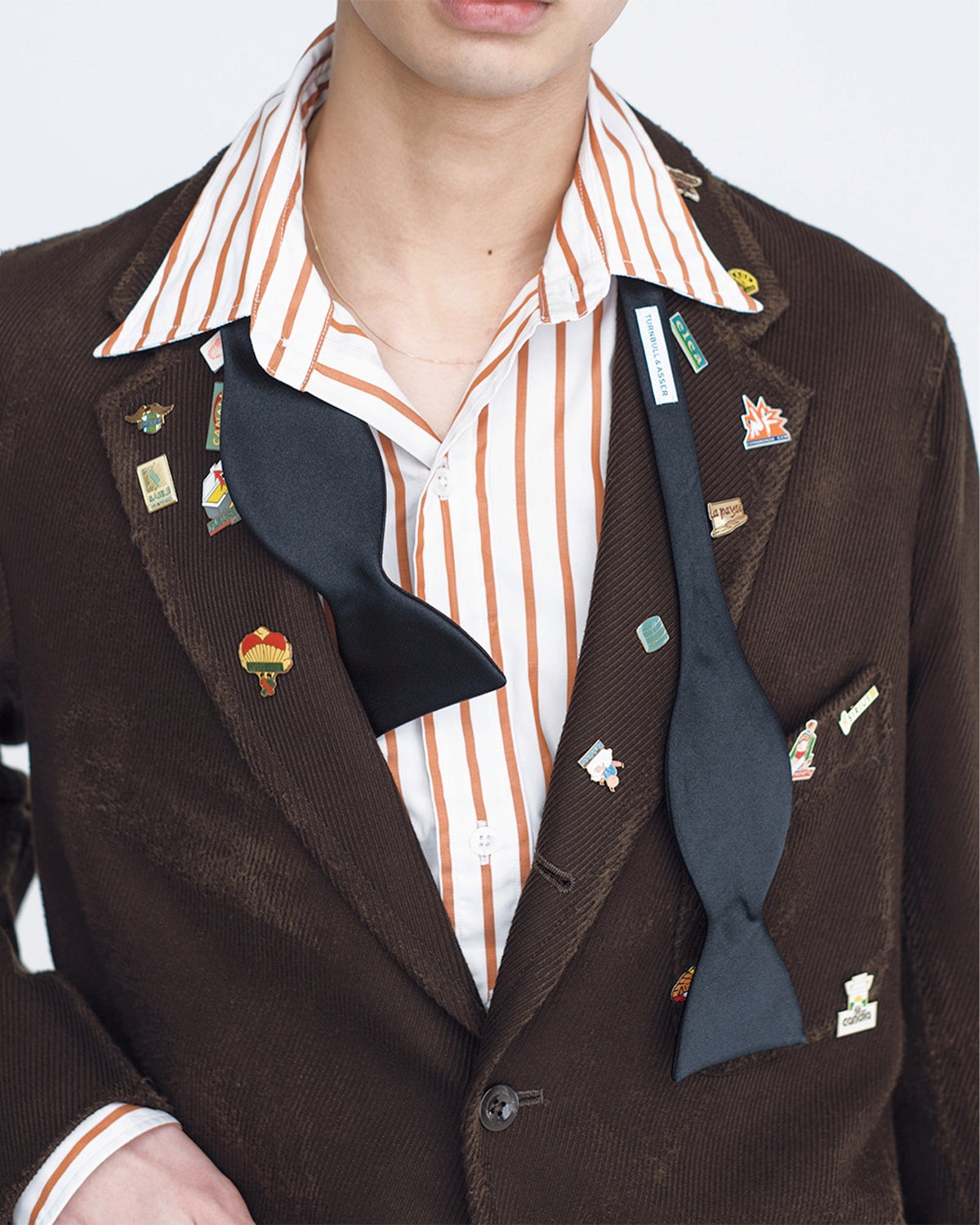 ボウタイとヴィンテージのピンズ