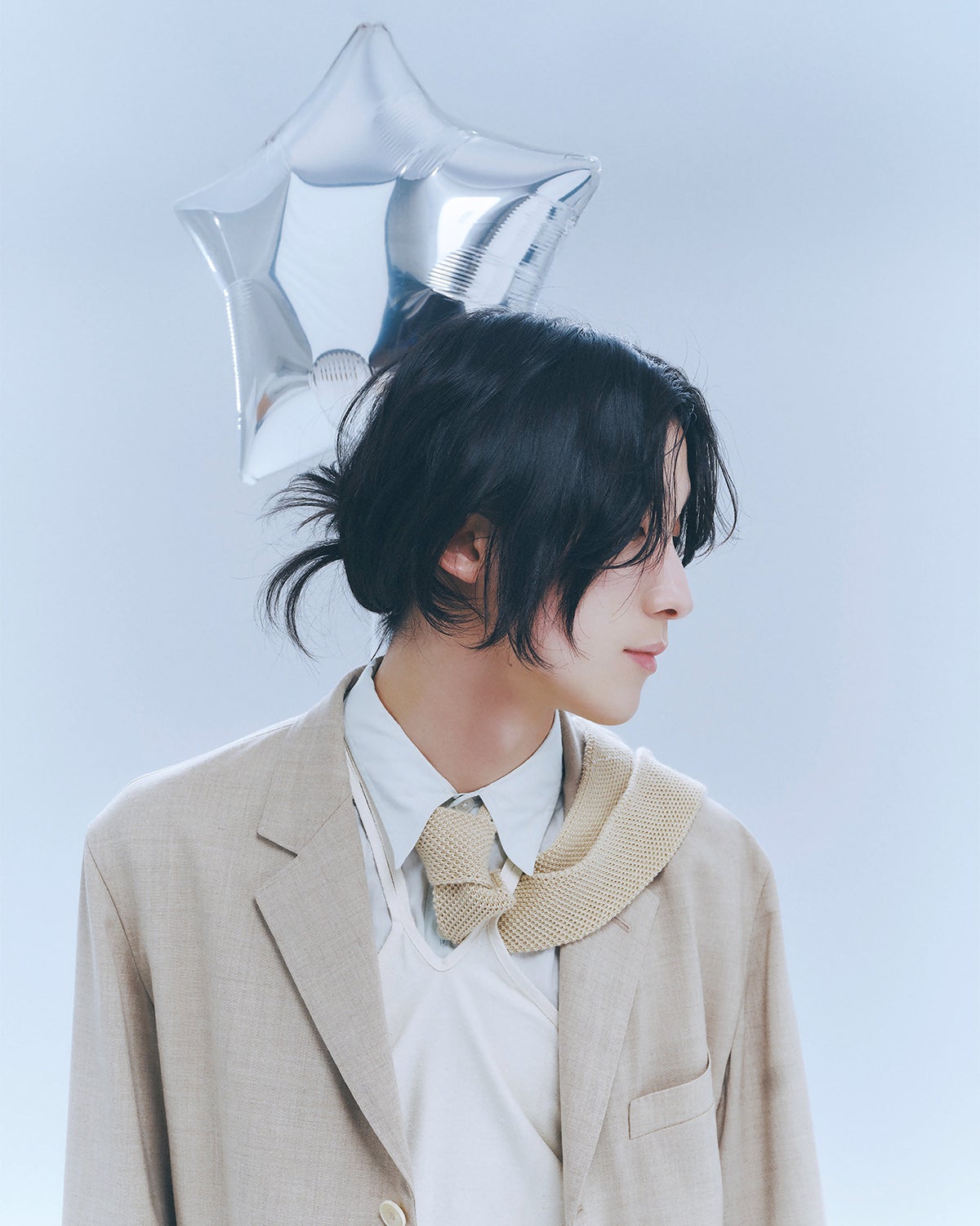 ルーズに結ぶヘアスタイル　横顔