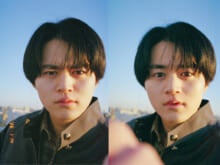 写真家・梅 佳代が撮る、鈴鹿央士。地元に帰ってきたような感覚で、ほぐれていく表情。「少年と青年の間」の鈴鹿を本誌未公開カットとともに。