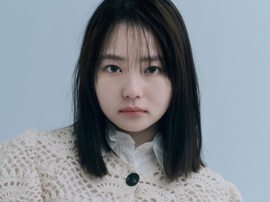 俳優・山田杏奈が出会った、国内外の“ニュー・クラフト”な服とモノ。「今は編み物に挑戦中」と語る彼女が作ったものとは?