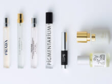会話が始まる「ミニ香水」。PRADA BEAUTY、Maison Margiela...新生活は、ジャケットにフレグランスをしのばせて