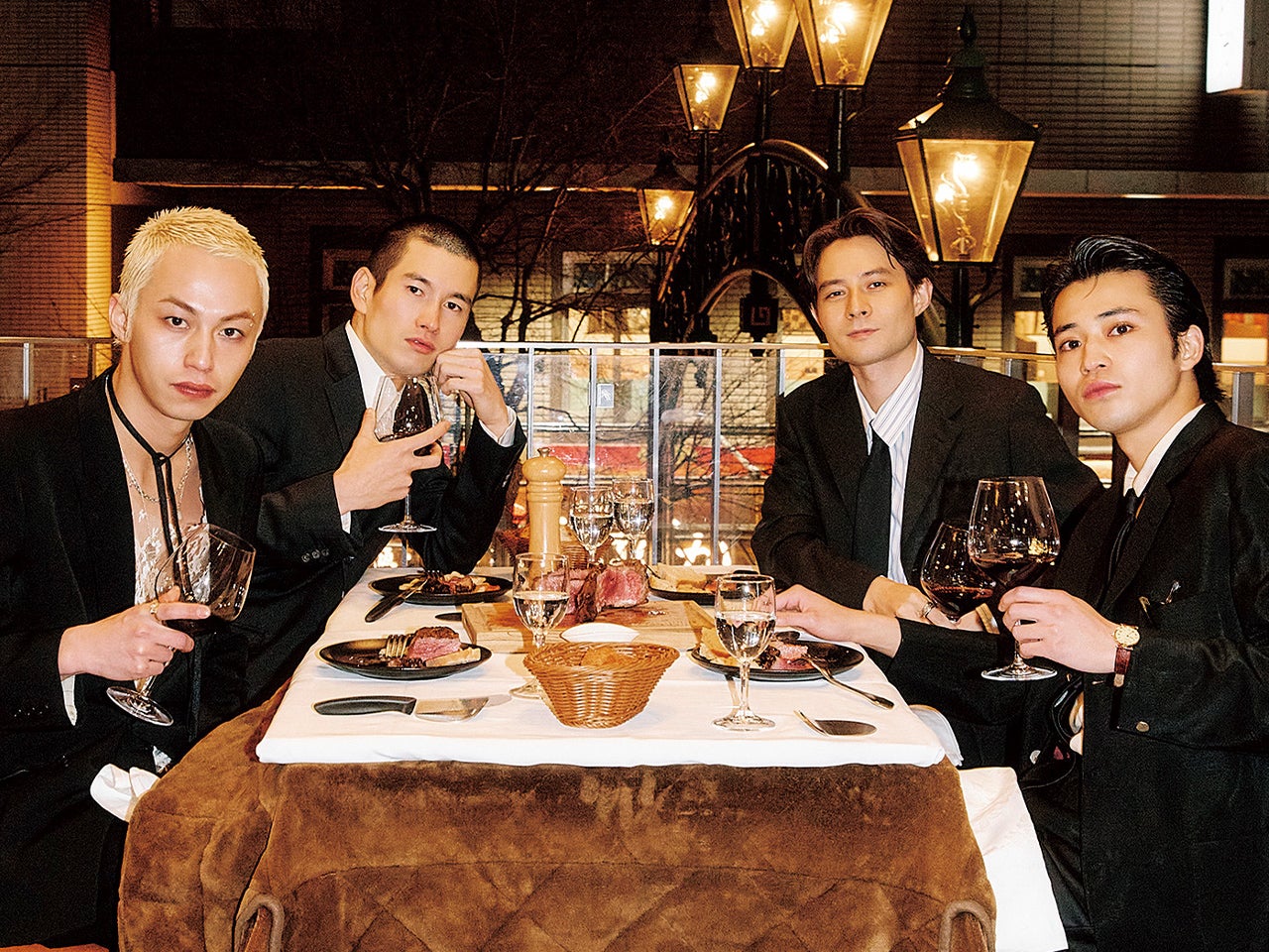 中田圭祐、月一で友人と着飾ってディナーへ。ジル サンダー、プラダ...メンズだけの食事会とドレスアップな装いを深掘り！