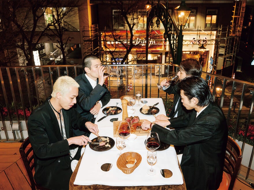 食事を楽しむ4人