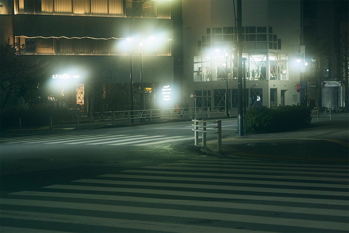 街灯に照らされた道路