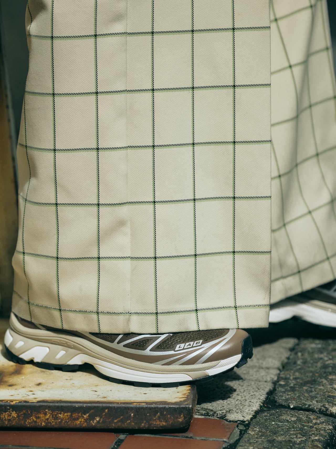 オシャレな人が買ってよかった〈SALOMON〉のスニーカーのサイド