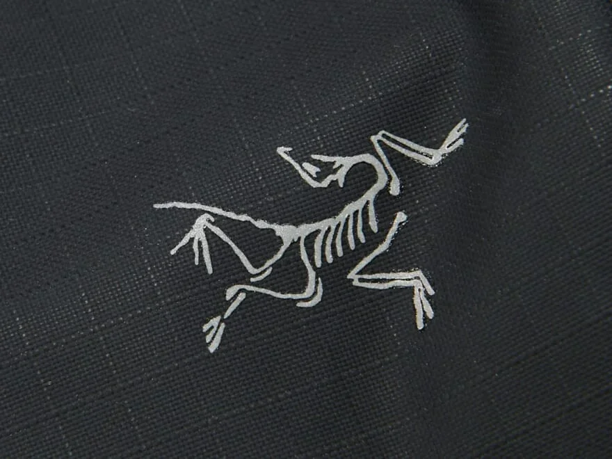 大人な「アークテリクス」の黒ショルダー。サイズ感もフォルムも、使い勝手も、&ldquo;春にちょうどいい理想形&rdquo;が見つかった！[ARC&rsquo;TERYX]